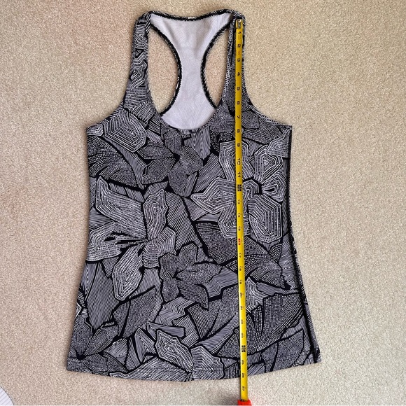 EUC - Lululemon bundle - crops and tank top - Picture 8 of 9
